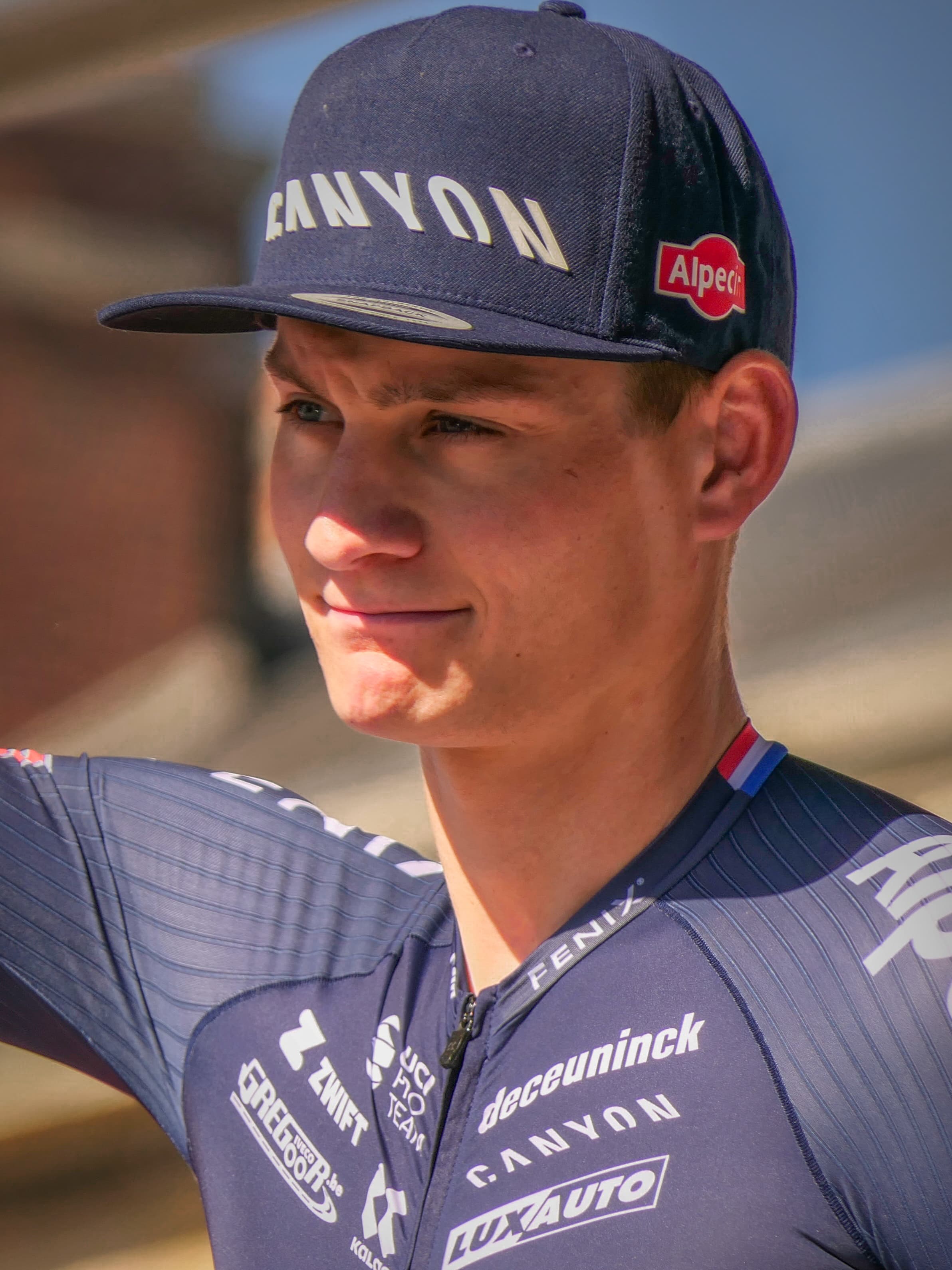 Van der Poel domineert Omloop Het Nieuwsblad: solo op de Muur, Tim van Dijke verrassend tweede